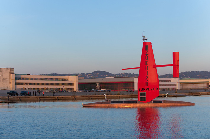 Trong "Đạo luật To đẹp" ban hành hồi tháng 7, chính quyền Tổng thống Donald Trump phân bổ khoảng 5 tỷ USD ngân sách cho lĩnh vực phương tiện không người lái trên biển và robot hàng hải. Nhiều công ty Mỹ đang cạnh tranh để được hưởng lợi từ khoản tiền này.