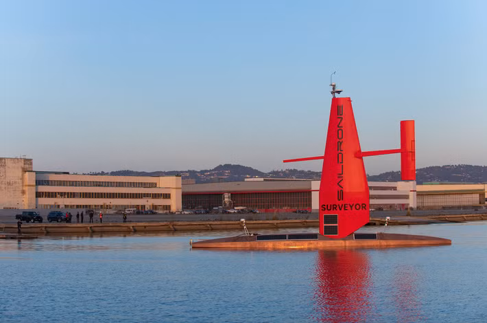 Trong "Đạo luật To đẹp" ban hành hồi tháng 7, chính quyền Tổng thống Donald Trump phân bổ khoảng 5 tỷ USD ngân sách cho lĩnh vực phương tiện không người lái trên biển và robot hàng hải. Nhiều công ty Mỹ đang cạnh tranh để được hưởng lợi từ khoản tiền này.