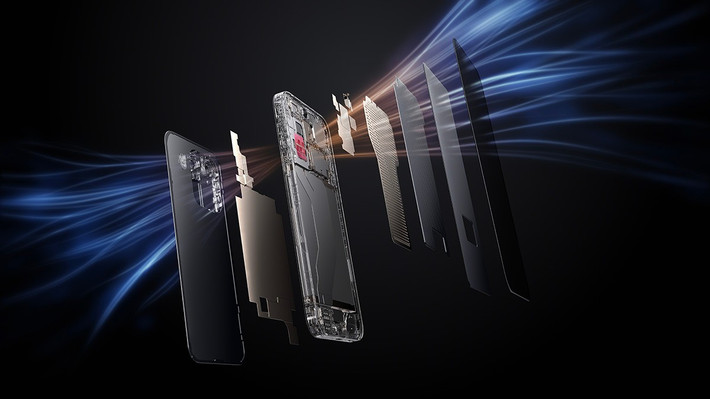 Được trang bị vi xử lý MediaTek Dimensity 9500 trên tiến trình 3nm. Kiến trúc CPU đa nhân hiệu năng cao thế hệ thứ ba bao gồm một nhân siêu hiệu năng xung nhịp lên đến 4.21 GHz, cùng các nhân hiệu suất tối ưu. Thiết kế tân tiến này không chỉ mang lại hiệu suất cải thiện đáng kể (tăng tới 32% hiệu năng đơn nhân và 17% hiệu năng đa nhân so với thế hệ trước), mà còn giúp giảm mức tiêu thụ điện năng đỉnh tối đa tới 55%.