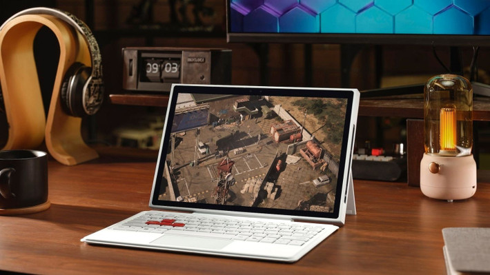 Trong các bài thử nghiệm thực tế, Cyberpunk 2077 chạy ở mức trung bình 90 FPS với thiết lập 1200p Medium và XeSS, Forza Horizon 5 đạt khoảng 80 FPS, và GTA V Enhanced Edition vượt 90 FPS ở thiết lập High. Trên Geekbench 6, thiết bị đạt 2.675 điểm đơn nhân và 10.355 điểm đa nhân, tương đương các hệ thống dùng Core Ultra 7258V. Bài test 3DMark Time Spy ghi nhận 4.459 điểm, cho thấy hiệu suất GPU tích hợp khá ấn tượng.