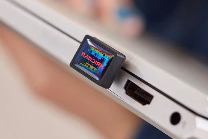 Mẫu sản phẩm mới mang tên SanDisk Extreme Fit USB-C này chỉ có kích thước nhỉnh hơn receiver chuột không dây một chút, nhưng bên trong lại chứa sức mạnh lưu trữ vượt xa mọi giới hạn trước đây của một ổ USB mini.