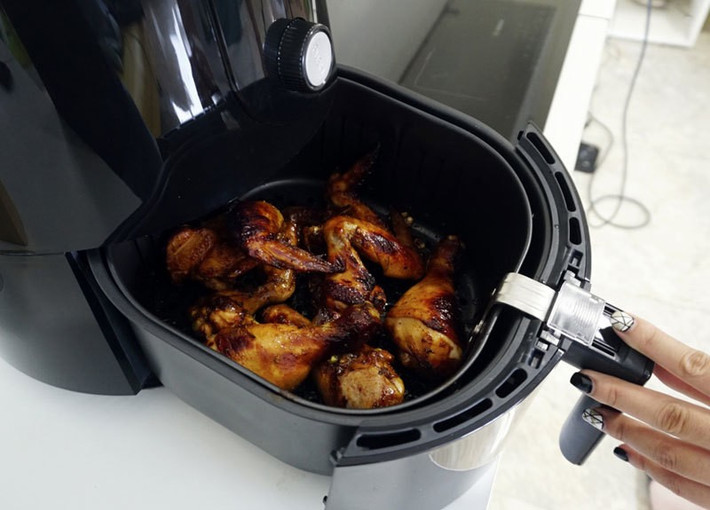 Trong vài năm gần đây, nồi chiên không dầu trở thành món không thể thiếu trong nhiều căn bếp gia đình. Các dòng máy giá dưới 1 triệu được quảng cáo rầm rộ là chiên giòn không cần dầu, giảm mỡ đến 80%, thậm chí còn có chức năng hẹn giờ, chiên đa năng như nướng bánh, quay gà. Tuy nhiên, những ai từng dùng qua sẽ hiểu rằng giá rẻ thường đồng nghĩa với trải nghiệm "chập chờn".