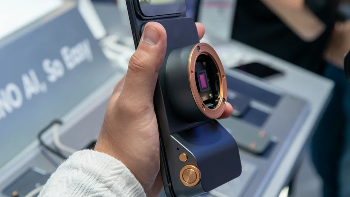 Điểm đặc biệt là Telephoto Lens kết nối không dây với điện thoại và sử dụng màn hình máy làm khung ngắm. Khi trải nghiệm thực tế, khung ngắm có độ trễ khá rõ, dù có thể do môi trường nhiễu sóng. Nó kết bối với smartphone thông ưua wifi.