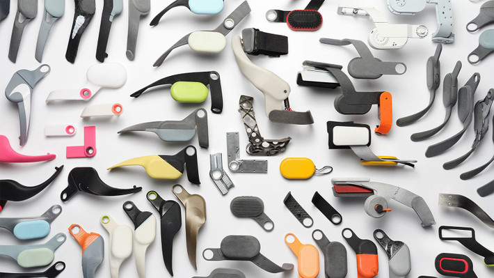 Hệ thống Project Amplify bao gồm nhiều bộ phận. Một vòng pin đàn hồi được đeo ở bắp chân của người dùng. Gắn liền với cụm pin này là một cánh tay cơ khí chạy dọc xuống, với phần dày nhất chứa động cơ nằm bên ngoài mắt cá chân. Động cơ này điều khiển một bộ phận có bản lề được gắn trực tiếp vào gót giày.