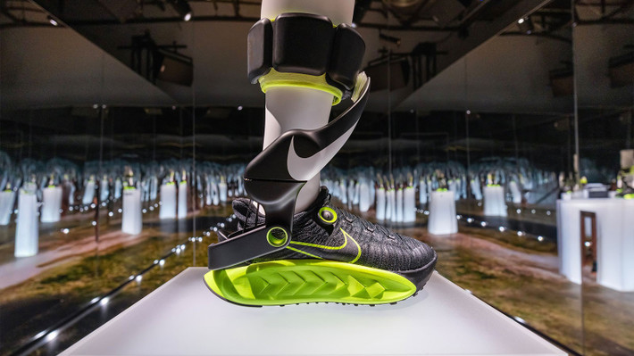 Nike nhấn mạnh rằng thiết bị này không dành cho các vận động viên thi đấu chuyên nghiệp hay các vận động viên chạy đường dài đang muốn rút ngắn vài giây thành tích.