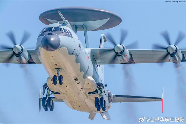 Động cơ của máy bay cũng được mô tả là được thiết kế chuyên dụng cho hoạt động trên tàu sân bay. Geng cho biết động cơ cần có khả năng chống ăn mòn do môi trường biển và phải có khả năng tăng công suất nhanh chóng trong các thao tác vượt sóng nếu nỗ lực hạ cánh thất bại.