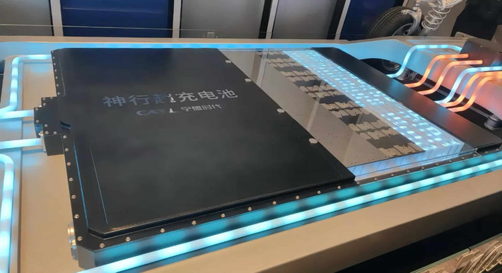 Phiên bản Sạc nhanh chịu nhiệt độ cao nhắm tới các hoạt động giao hàng chặng cuối và đội xe tự vận hành, đặc biệt tại các khu vực phía Nam có khí hậu nóng. Loại này được trang bị hệ thống quản lý nhiệt làm mát bằng dung dịch tùy chỉnh, giúp duy trì khả năng sạc nhanh ổn định và tuổi thọ pin.