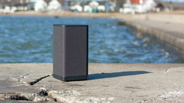 Hyperboom của Ultimate Ears là một thiết bị âm nhạc lý tưởng cho cả ngày dài với pin sạc có thể sử dụng gần 24 giờ. Bạn chỉ cần kết nối nó với thiết bị Bluetooth và tận hưởng âm nhạc. Sản phẩm cũng đi kèm dây đeo kéo ra để dễ dàng mang theo. Loa được trang bị hai loa trầm chính xác, loa tweeter vòm mềm và bộ tản âm thụ động cho âm thanh sống động ngoài trời. Hơn nữa, loa còn mang đến âm trầm mạnh mẽ, bùng nổ, cho phép mọi người cùng hòa mình vào âm nhạc, lý tưởng cho các buổi tiệc tùng và tụ tập ngoài trời.