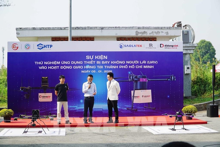 Hiện nay, sự bùng nổ của đơn hàng thương mại điện tử trên TikTok và dịch vụ GrabFood khiến hệ thống giao nhận phụ thuộc chủ yếu vào đội ngũ đông đảo tài xế xe máy, len lỏi qua các con hẻm để giao hàng. Nhiều doanh nghiệp còn áp dụng cách gộp đơn, một tài xế mang hàng chục kiện hàng tới cùng một chung cư rồi chờ hàng giờ đợi cư dân xuống nhận.