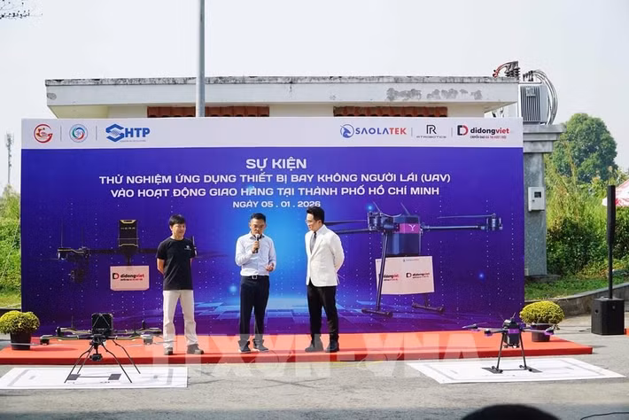Hiện nay, sự bùng nổ của đơn hàng thương mại điện tử trên TikTok và dịch vụ GrabFood khiến hệ thống giao nhận phụ thuộc chủ yếu vào đội ngũ đông đảo tài xế xe máy, len lỏi qua các con hẻm để giao hàng. Nhiều doanh nghiệp còn áp dụng cách gộp đơn, một tài xế mang hàng chục kiện hàng tới cùng một chung cư rồi chờ hàng giờ đợi cư dân xuống nhận.