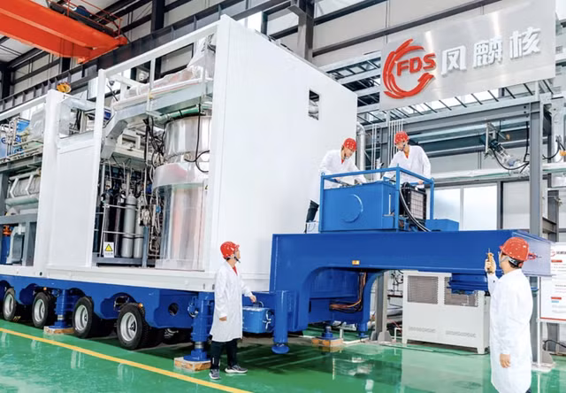 Trung Quốc đang thử nghiệm một nguyên mẫu lò phản ứng hạt nhân cỡ nhỏ có thể đặt trên xe tải. Đây là bước đi mới cho thấy tham vọng mở rộng ứng dụng năng lượng hạt nhân ra ngoài các nhà máy điện truyền thống.
