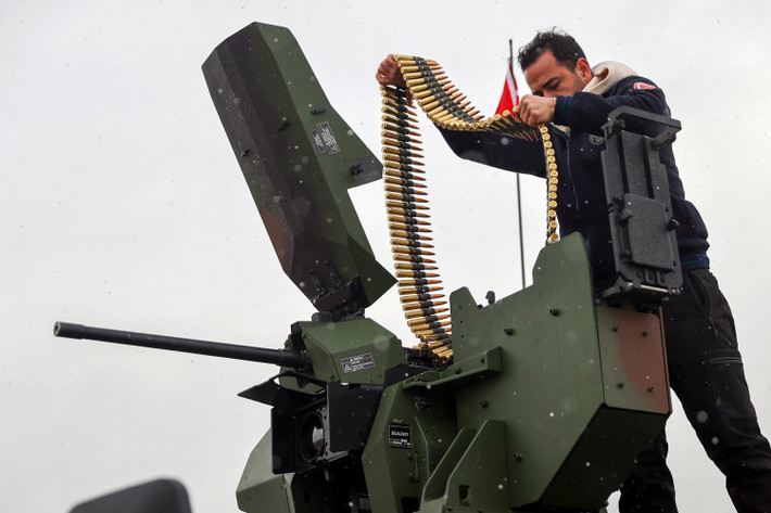 Các báo cáo về chương trình này liên kết rõ ràng hệ thống dẫn động hoàn toàn bằng điện của xe với việc giảm thiểu dấu hiệu âm thanh và nhiệt. Qua đó giảm khoảng cách phát hiện chuyển động của xe bánh xích, trong khi bất kỳ sự giảm nào về tín hiệu nhiệt trong quá trình di chuyển chậm và dừng ngắn đều có thể làm phức tạp việc xác nhận nhanh chóng thông qua máy ảnh nhiệt cầm tay và cảm biến trên không.