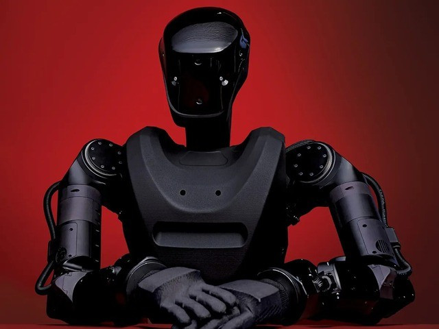 Để hiện thực hóa điều này, Foundation đã chiêu mộ một đội ngũ "siêu sao" gồm các cựu kỹ sư từ Tesla, Boston Dynamics, SpaceX và 1X. Đặc biệt, người đứng đầu mảng sản xuất của họ từng là nhân vật chủ chốt trong việc giải quyết bài toán sản lượng cho Tesla Model X và Y.