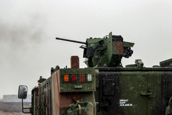 Vũ khí được báo cáo là hệ thống vũ khí điều khiển từ xa 12,7 mm, với các thử nghiệm kịch bản bắn đạn thật đã hoàn thành. Bên trong thân xe, gói thiết bị điện tử được mô tả trong báo cáo dường như là một nỗ lực nhằm thu hẹp khoảng cách về nhận thức tình huống thường thấy ở các xe vận tải bánh xích đời cũ.