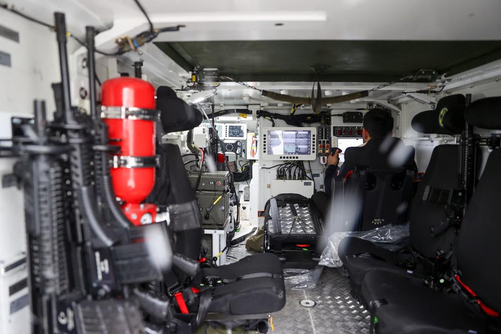 Các trang bị được báo cáo bao gồm camera cho người lái, hệ thống liên lạc nội bộ, hệ thống vô tuyến, GPS-INS, tùy chọn điều khiển từ xa, camera chụp ảnh môi trường, màn hình hiển thị cho người lái và chỉ huy, màn hình hiển thị dữ liệu xe và hệ thống sưởi ấm và làm mát bên trong nhằm duy trì cả hiệu suất làm việc của kíp lái và độ tin cậy của thiết bị điện tử.