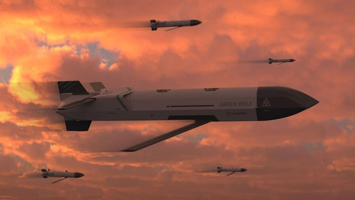 Phương tiện phóng tên lửa chạy bằng động cơ phản lực turbo, dài 1,82 mét, có các cánh ổn định và điều khiển có thể gập lại, và có thể mang tải trọng lên đến 11,4 kg. Theo L3Harris, Red Wolf bay ở tốc độ cận âm và có tầm bay hơn 200 hải lý (khoảng 230 dặm/370 km) ở độ cao thấp, với thời gian hoạt động liên tục hơn 60 phút.