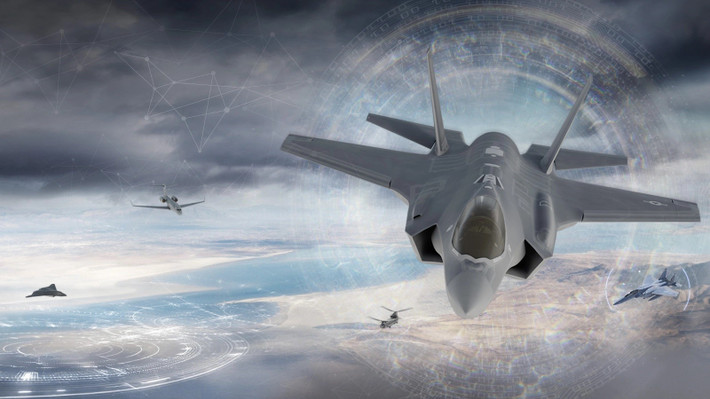 Ở cấp độ hiệp đồng hệ thống, EA-37B sử dụng cấu trúc động mở, có thể tái cấu hình, cho phép tích hợp nhanh các đặc trưng sóng radar mới nhất do F-35, F-22 thu thập, giống như cài ứng dụng trên điện thoại thông minh. Trong tác chiến thực tế, EA-37B đóng vai trò trung tâm điện từ, tiếp nhận tín hiệu yếu mà tiêm kích tàng hình thu được ở tuyến trước, dùng siêu máy tính trên máy bay để giải mã phân tích, rồi dùng công suất khổng lồ của mình yểm trợ từ phía sau.