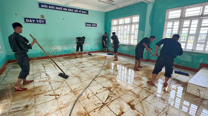 Các điểm trường, lớp học được lực lượng Cảnh sát cơ động ưu tiên xử lý vệ sinh đảm bảo sớm nhất có thể khôi phục hoạt động dạy và học.