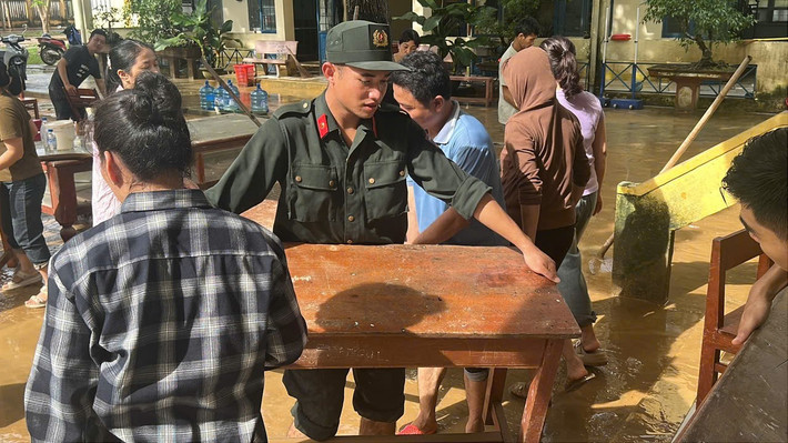 50 cán bộ chiến sĩ cùng thầy cô giáo của trường tranh thủ ngay từ khi nước bắt đầu rút để việc dọn dẹp được đẩy nhanh nhất có thể.