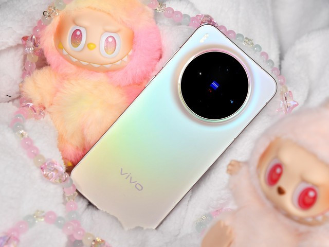 Về camera, X300 được trang bị cảm biến chính Samsung HPB 200 MP (1/1.4 inch, f/1.68), ống kính tele Sony LYT-602 50 MP (1/1.95 inch, APO) và camera góc siêu rộng Samsung JN1 50 MP. Camera selfie sử dụng cùng cảm biến JN1 50 MP. Máy nặng 190 g, dày 7,95 mm, đạt chuẩn IP68/IP69, có các tùy chọn màu đen, xanh, hồng và tím, chạy hệ điều hành OriginOS 6 trên nền Android 16.