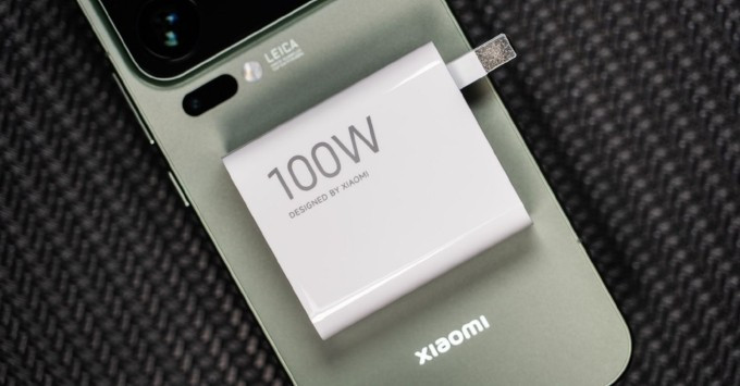 Dù vậy, tốc độ sạc nhanh trên hai phiên bản vẫn tương đồng. Cả bản Trung Quốc lẫn bản quốc tế đều được trang bị công nghệ sạc nhanh có dây 100 W, giúp người dùng nạp lại năng lượng chỉ trong thời gian ngắn, gần như không tạo ra khác biệt đáng kể trong trải nghiệm thực tế.