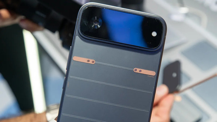 Vấn đề lớn nhất vẫn là tính thực tế. Việc mang theo nhiều mô-đun riêng lẻ khá bất tiện, đặc biệt mô-đun telephoto khá nặng và từng suýt rơi khỏi máy khi cầm chuyển tay.