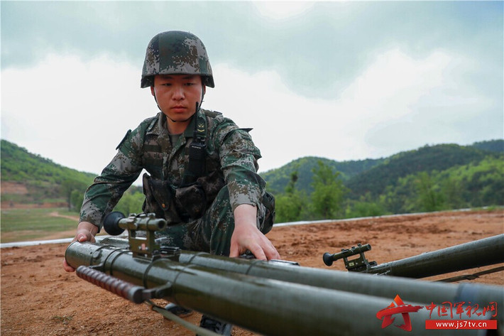 Trong lịch sử, lực lượng tấn công Trung Quốc - đặc biệt là bộ binh hải quân và các đội đột phá tiền tuyến - dựa vào súng phun lửa cỡ lớn, thường nguy hiểm để vô hiệu hóa các vị trí cố thủ của đối phương.