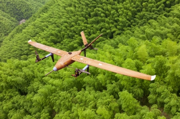 Thiết bị có sải cánh 2,5m, trọng lượng 7kg, có thể duy trì tốc độ bay ngang trên 100 km/h trong hơn 1 giờ và cất – hạ cánh thẳng đứng. Phần vỏ thân máy bay được chế tạo từ vật liệu tổng hợp từ tre – đánh dấu lần đầu tiên trên thế giới một UAV cánh cố định sử dụng vật liệu này ở quy mô đáng kể, với hơn 25% cấu trúc làm từ tre.