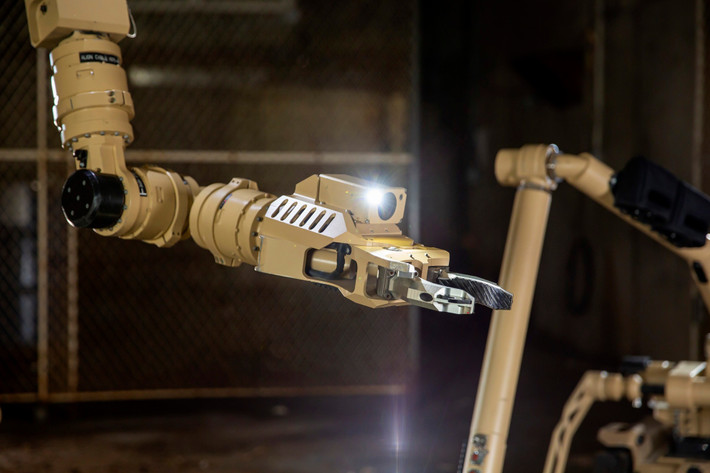 Được cả Hải quân và Thủy quân lục chiến công nhận về sự khéo léo và hiệu suất vượt trội, hệ thống robot L3Harris T7 sẽ mang lại cho họ lợi thế đáng kể trong các nhiệm vụ xử lý vật liệu nổ khó khăn nhất,” Dave Kornick, chủ tịch bộ phận tình báo và an ninh mạng, hệ thống không gian và nhiệm vụ của L3Harris, cho biết trong một tuyên bố với Defense News.