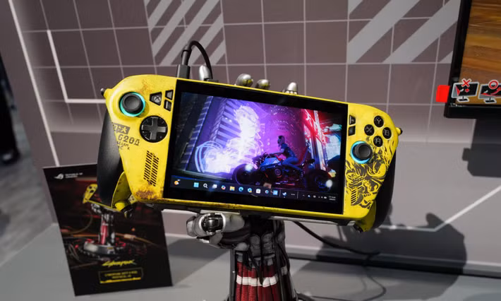 Một sản phẩm khác nhận được nhiều sự chú ý tại gian hàng là chiếc ROG Xbox Ally X phiên bản Cyberpunk 2077.