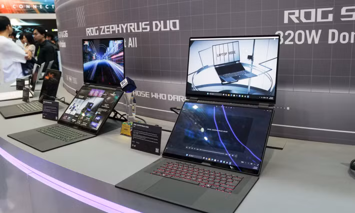 Một số mẫu laptop gaming khác cũng được ASUS ROG trưng bày bao gồm ROG Zeyphyrus Duo nổi bật với 2 màn hình cùng ROG Zephyrus G14 và G16.