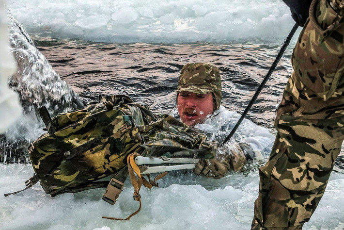 Vai trò của Thủy quân lục chiến Anh tại Bắc Cực được xây dựng dựa trên hàng thập kỷ kinh nghiệm tác chiến trong điều kiện giá lạnh khắc nghiệt và chiến tranh trên núi, bắt đầu từ các cuộc đột kích commando tại Na Uy trong Thế chiến II.