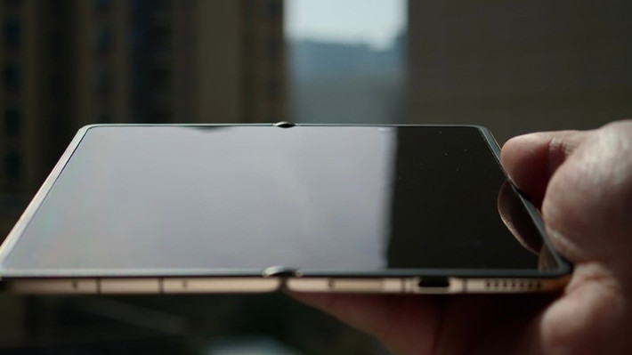 Ngoài ra, độ sâu nếp gấp trên màn hình đã được giảm 44%, mang lại trải nghiệm hiển thị mượt mà hơn. Magic V6 còn được phủ lớp chống phản chiếu mới cho màn hình ngoài, với chỉ số phản xạ chỉ 1,5%.