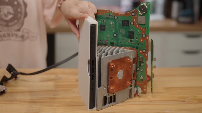 XNZ đã nhanh chóng mô phỏng và in 3D một bộ tản nhiệt hình tam giác, nhưng chi phí gia công CNC cho thiết kế phức tạp như vậy quá cao. Đây là lúc nghề thủ công truyền thống phát huy vai trò, cô nàng đã sử dụng công nghệ đúc khuôn bằng sáp chảy để gia công bộ tản nhiệt.