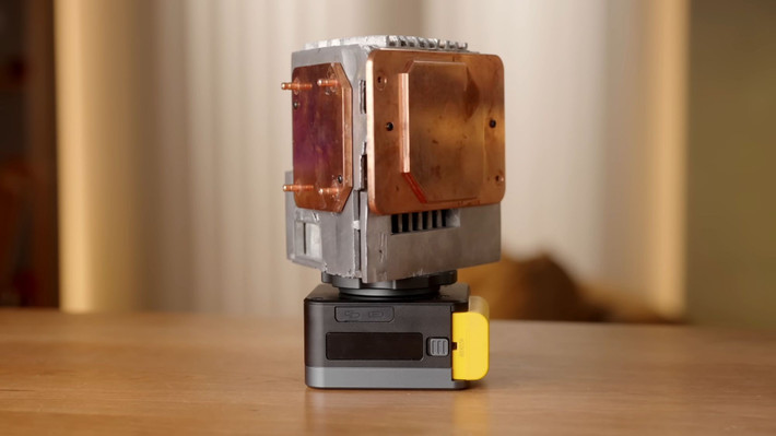 Ý tưởng là mỗi trong ba bo mạch in (PCB) sẽ được gắn vào mỗi cạnh của hình tam giác, với một quạt ở phía dưới làm mát cả ba cùng một lúc. Điều này thực ra không khác biệt nhiều so với cách chế tạo của Xbox Series X – làm mát từ trên xuống dưới.