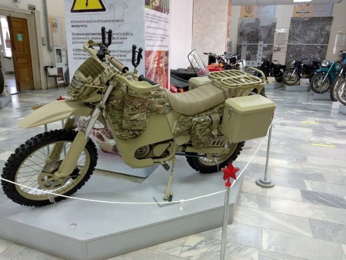 IZH-Enduro từng xuất hiện dưới dạng concept từ năm 2018 tại một triển lãm quân sự ở Moscow. Tuy nhiên, lúc đó Kalashnikov cho biết mẫu xe này được định hướng phục vụ lực lượng chấp pháp, cứu hộ, người hoạt động ngoài trời và du lịch, thay vì nhắm tới thị trường đại trà.