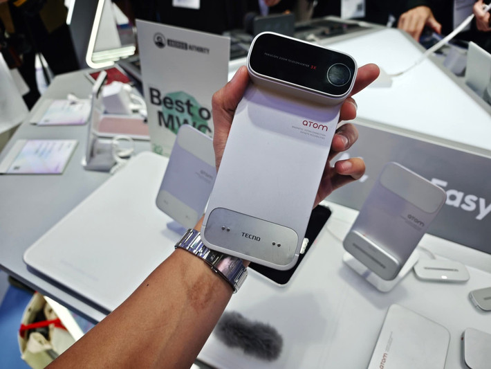 Trong số các mô-đun, đáng chú ý là telephoto extender giúp mở rộng dải zoom từ 3.5x đến 10x, vượt qua khả năng zoom gốc của cảm biến.