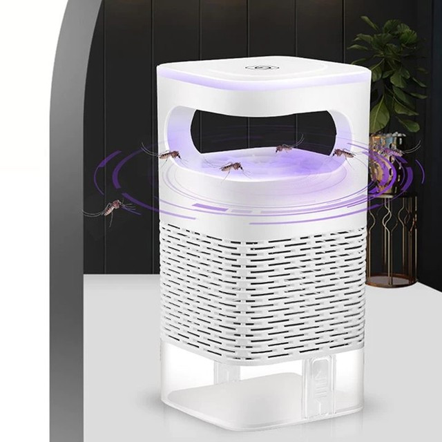 Đèn bắt muỗi là sản phẩm cực kỳ phổ biến trên các sàn thương mại điện tử với giá chỉ 50–200 nghìn đồng, đèn bắt muỗi mini quảng cáo dùng đèn UV thu hút muỗi, hút vào bằng quạt rồi tiêu diệt sạch 99%. Tuy nhiên, phần lớn người dùng đều xác nhận rằng muỗi vẫn bay đầy phòng, trong khi bên trong đèn chỉ… vài con côn trùng nhỏ và vài con ruồi giấm.