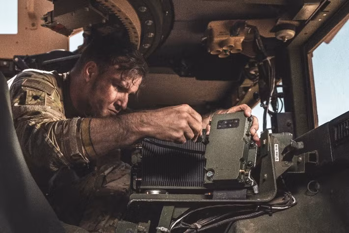 Bản thông cáo cho biết hệ thống mới này bảo vệ người dùng khỏi những cạm bẫy này bằng mã hóa chặt chẽ hơn, thuật toán hợp nhất cảm biến và các cải tiến bảo mật bổ sung. Nó cũng có hệ thống cảnh báo giúp binh lính cảnh giác với các mối đe dọa nhiễu điện tử.