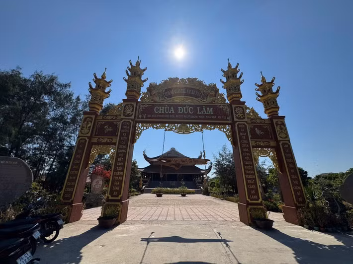 Giữa không gian thanh tịnh của chùa Đức Lâm (xã Long Phụng, Quảng Ngãi), một công trình đặc biệt thu hút sự chú ý của nhiều người: ngôi đền được xây dựng từ 70.000 chai nhựa tái chế.