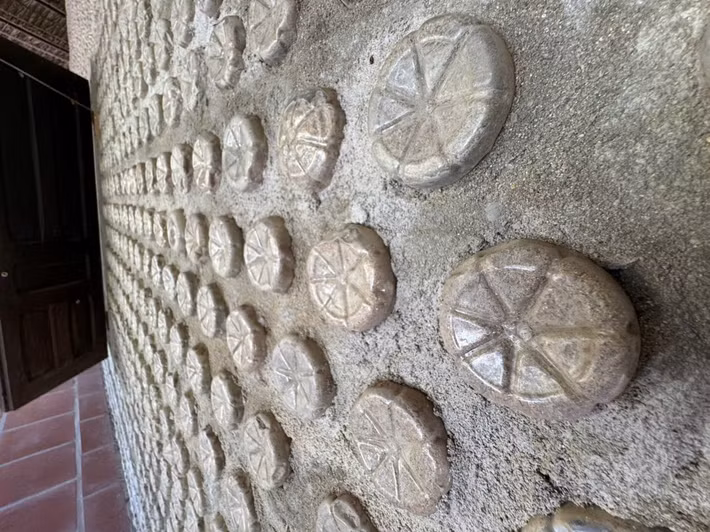 "Việc sử dụng vỏ chai nhựa để xây dựng không chỉ giúp giảm thiểu rác thải mà còn mang ý nghĩa giáo dục rất lớn. Khi người dân hay du khách đến tham quan, họ sẽ thấy rằng rác thải nếu được sử dụng đúng cách vẫn có thể trở thành vật dụng hữu ích trong cuộc sống", thầy Thích Hạnh Nhân nói.