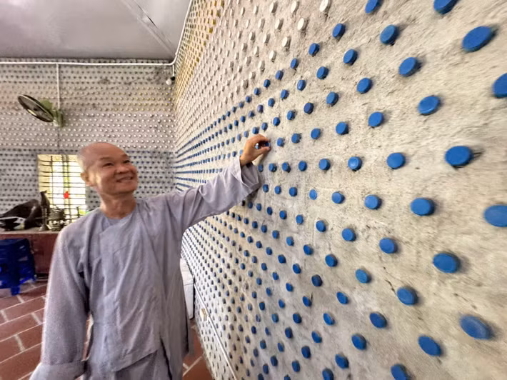 Thích Hạnh Nhân, trụ trì chùa Đức Lâm, cho biết ngôi đền là thành quả chung của người dân địa phương sau thời gian dài cùng nhau thu gom, phân loại và tái chế chai nhựa.