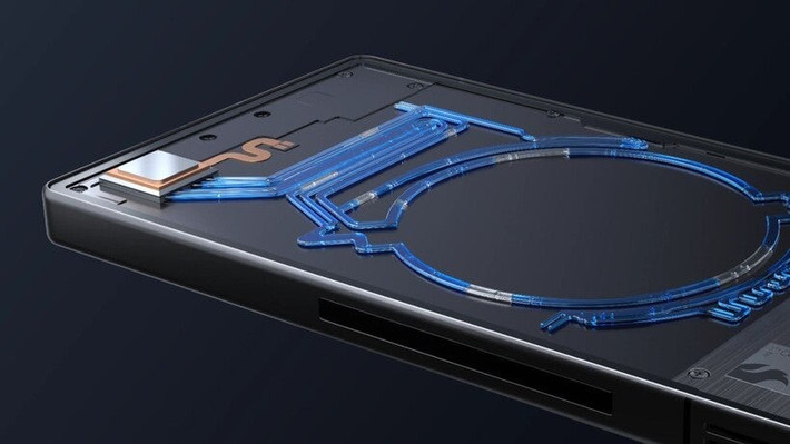 Hệ thống AquaCore Cooling, micropump áp điện, quạt chủ động và cuộn sạc không dây đều được tích hợp thành một thành phần duy nhất có thể tháo rời, bên dưới là các ống mềm chứa chất lỏng uốn lượn khéo léo để tối ưu hóa diện tích tiếp xúc với nguồn nhiệt.