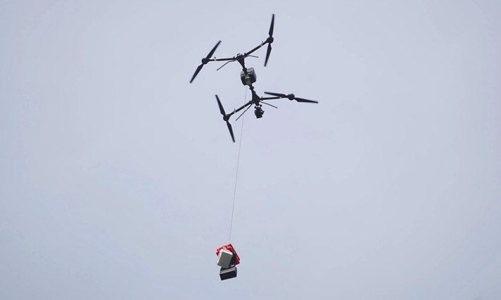 Thành phố triển khai thí điểm drone trong khuôn khổ mô hình “sandbox” được khởi động từ năm 2024. Đại diện Sở Khoa học và Công nghệ nhấn mạnh, việc này không phải vì drone là công nghệ “thời thượng”, mà bởi logistics đô thị là một bài toán khó, không chỉ về mặt công nghệ mà còn liên quan trực tiếp tới an toàn không phận.