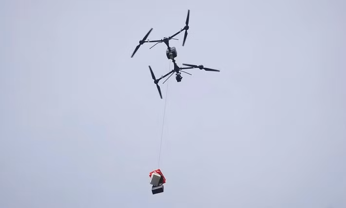 Thành phố triển khai thí điểm drone trong khuôn khổ mô hình “sandbox” được khởi động từ năm 2024. Đại diện Sở Khoa học và Công nghệ nhấn mạnh, việc này không phải vì drone là công nghệ “thời thượng”, mà bởi logistics đô thị là một bài toán khó, không chỉ về mặt công nghệ mà còn liên quan trực tiếp tới an toàn không phận.