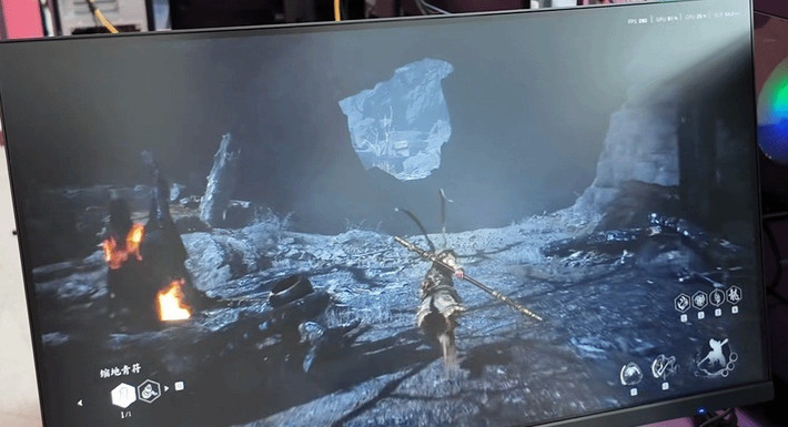 Bộ xử lý hấp dẫn này rõ ràng là đủ mới để chạy với bộ nhớ DDR5 và các tiêu chuẩn PCIe 5.0. Các phiên bản Valorant và Black Myth Wukong đã được chạy trên các giàn máy được trưng bày.