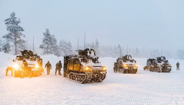 Anh cũng vận hành máy bay tuần tra hàng hải P-8 Poseidon được tối ưu hóa cho việc theo dõi tàu ngầm ở Bắc Đại Tây Dương và vùng Cực Bắc. Các quốc gia Scandinavia tạo nên xương sống cho năng lực tác chiến trên bộ và trên biển của NATO tại Bắc Cực.
