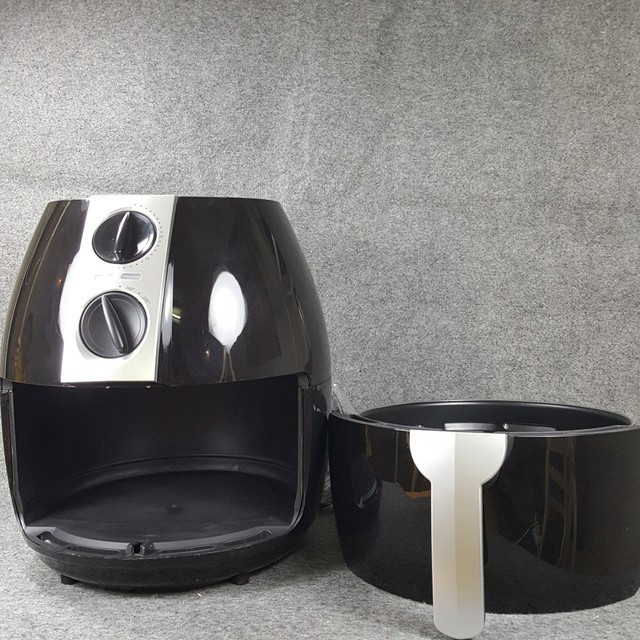 Phổ biến nhất là tình trạng nhiệt tỏa không đều, khiến món ăn chín bên ngoài nhưng còn sống bên trong. Vỏ chống dính dễ bong tróc chỉ sau vài lần dùng, còn khay chiên nhỏ khiến không gian nấu nướng hạn chế. Một số người thậm chí còn phải "lật tay" giữa chừng để món không cháy bên dưới. Dễ hiểu vì sao nhiều người bức xúc chia sẻ: “Mua vì nghĩ sẽ ăn uống healthy hơn, ai ngờ mất thời gian hơn cả chiên bằng chảo.”