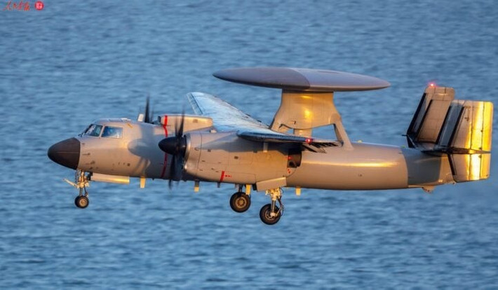 Tuy nhiên, trong nước, mọi sự chú ý của cộng đồng lại hướng tới một khí tài khác cũng lần đầu tiên ra mắt. Đó là KJ-600, máy bay cảnh báo sớm và kiểm soát trên tàu sân bay Phúc Kiến.