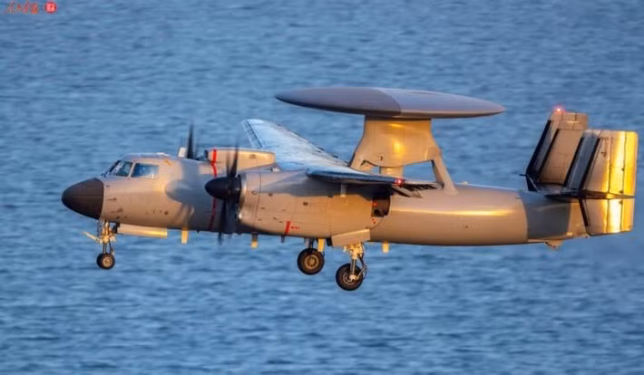 Tuy nhiên, trong nước, mọi sự chú ý của cộng đồng lại hướng tới một khí tài khác cũng lần đầu tiên ra mắt. Đó là KJ-600, máy bay cảnh báo sớm và kiểm soát trên tàu sân bay Phúc Kiến.